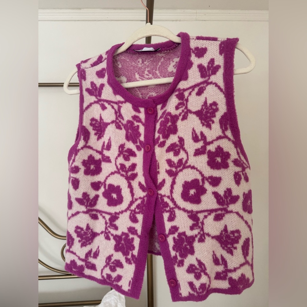 Jacquard knit vest in fuchsia